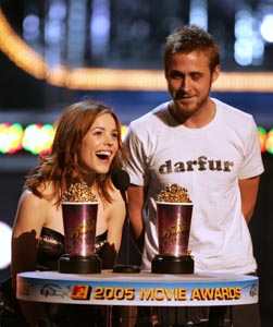 Actress Rachel McAdams (left) and Actor Ryan Gosling accept the award for Best Kiss for The Notebook onstage during the 2005 MTV Movie Awards