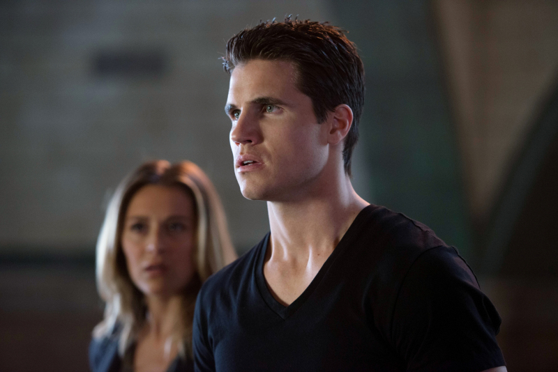 The Tomorrow People -- "Modus Vivendi" -- Pictured (L-R): Alexa Vega as Hillary and Robbie Amell as Stephen --  Photo: Diyah Pera/The CW -- © 2014 The CW Network, LLC. All rights reserved.