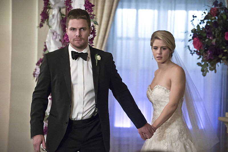 Arrow -- "Broken Hearts" -- Image AR416a_0271b.jpg -- Pictured (L-R): Stephen Amell as Oliver Queen and Emily Bett Rickards as Felicity Smoak -- Photo: Katie Yu/The CW -- ÃÂ© 2016 The CW Network, LLC. All Rights Reserved.